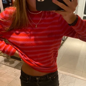 Zara tröja  - Säljer denna super fina tröja från zara❤️ i stolek s och den är i perfekt skick och knappast använd. Super fin till sommaren. Slutsåld 