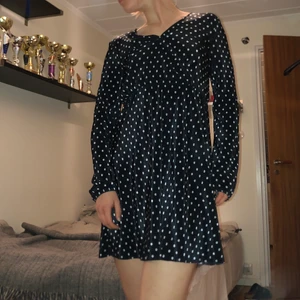 Klänning - Superfin klänning som är perfekt till sommaren! Skitsnyggt men jeans/läderjacka och boots. Strl M men den är väldigt elastisk i midjan, passar mig som vanligtvis har S i klänningar. 