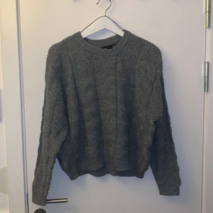 Stickad tröja - En fin grå stickad tröja från vero moda. Inköpt för ca 350kr