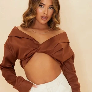 Prettylittlething  - Prettylittlething tröja, aldrig använd med lapp kvar. 90+frakt vid snabb köp