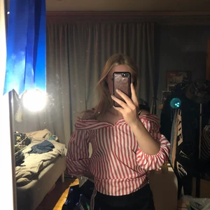 Finare tröja/topp - Överdel med lite volang och kortare armar. Storlek S, men enligt mig är den mer XS/S. Rosa/vit randig. Säljer den då jag inte använder den. Priset är inte hugget i sten 