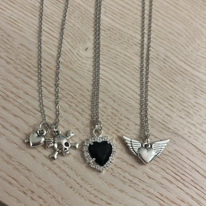 Söta halsband❤️ - Egen gjorda halsband med berlocker! Man kan välja att ha en eller två berlocker ❤️ berlockerna 50 kr/st + kedjan kostar 10kr ❤️💞 frakt 14kr!