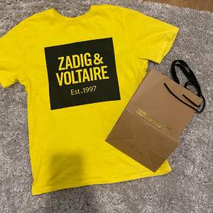 Säljer min gula Zadig t-shirt som tyvärr inte kommer till andvändning. Köparen står för frakten😍