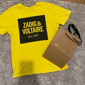 T-shirt - Säljer min gula Zadig t-shirt som tyvärr inte kommer till andvändning. Köparen står för frakten😍