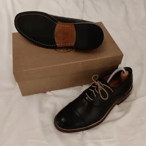 Skor från Human Scales - Herrskor i storlek 42 (men sitter som 43) från Human Scales. Helt oanvända; Låda, svarta skosnören (extra) samt skohorn inkluderat. Skokloss ej inkluderad. Säljes då de är för stora för min sambo. Nypris 2200kr.