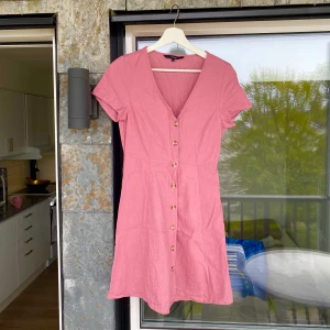 Rosa klänning - Supersöt rosa sommardröm i kortare modell! knappt använd, är i superbra skick 🌸