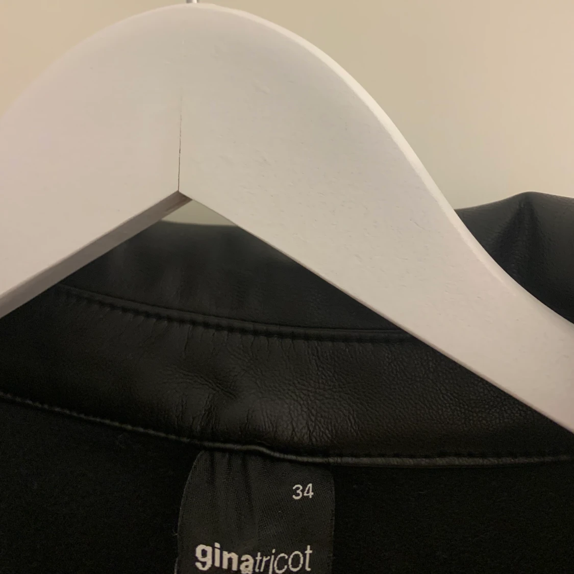 En svart lång skinnjacka - 91