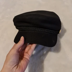 Berett H&M - Jag har aldrig använt den. Storleken är XS men den är ganska stor. Köparen står för frakt.