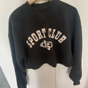 SWEATSHIRT  - Säljer denna supper coola tröja från Gina tricot då den inte kommer till användning!Som ny alldaglig använd. Köpte för ca 250 säljer för ca 100kr! Storlek XS❤️
