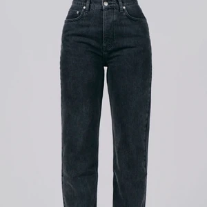 Adsgn jeans  - Säljer nu tyvärr mina svarta adsgn jeans då dem är lite stora för mig, dem är använda 1 gång och alltså då i nyskick, nypris 699💕💕 dem är avklippta någon centimeter ner till, men inget man tänker på, bara en snygg detalj 💫💕