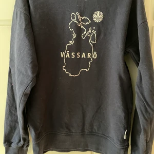 Vässarö tröja - En vässarö tröja köpt för flera år sedan men har tyvärr växt ut den, den håller värmen och är perfekt att ha vid lägerelden! Leverans går att lösa(köparen står då för frakten)
