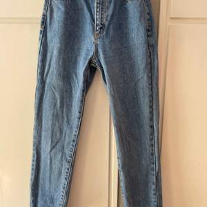 Ett par skit snygga abrand jeans i modellen ’94 high slim! Super snygga till de kyligare sommarkvällarna! orginalpris 799kr. Leverans går att lösa (köparen står då för frakten)