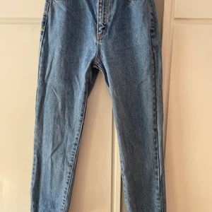 Abrand jeans - Ett par skit snygga abrand jeans i modellen ’94 high slim! Super snygga till de kyligare sommarkvällarna! orginalpris 799kr. Leverans går att lösa (köparen står då för frakten)