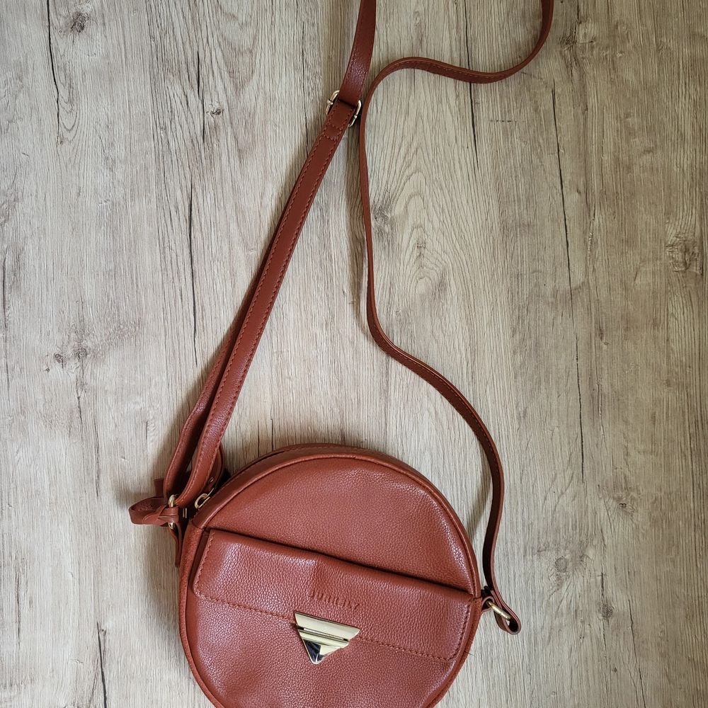 Natural high quality leather purse. It is brown and has not been used.  Brand: burkely. Väskor.