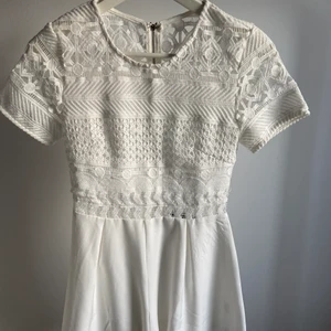 Playsuit - En vit playsuit, super fint skick💙 140 kr + frakt 