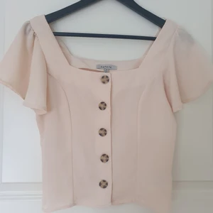 Topp - En härlig topp i nude med fyrkantig halsringning från USA. Använd bara en gång 🤎