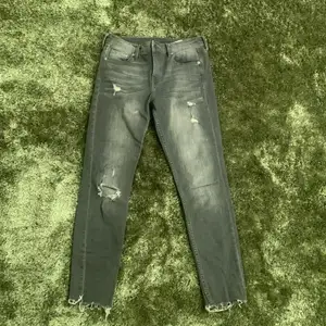 svarta skinny jeans med hål från H&M i storlek 29. brukade använda dem men inte längre, de är däremot fortfarande i mycket bra kvalite:) 