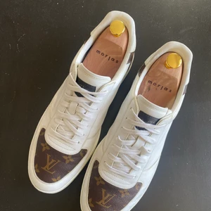 Luis Vuitton Rivoli sneaker strl 8,5 UK  - Säljer mina sprillans nya Rivolis på grund av att dem tyvärr inte sitter bra på mig. De är använda 2 gånger och är i ett perfekt nyskick, köptes för 7699 och säljer dem för 4500. Kan förhandlas vid snabb affär, köparen står för frakt och inga returer gäller. 