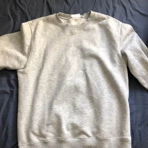 Weekday Sweatshirt - Storlek M, skriv för mer info, använd en gång