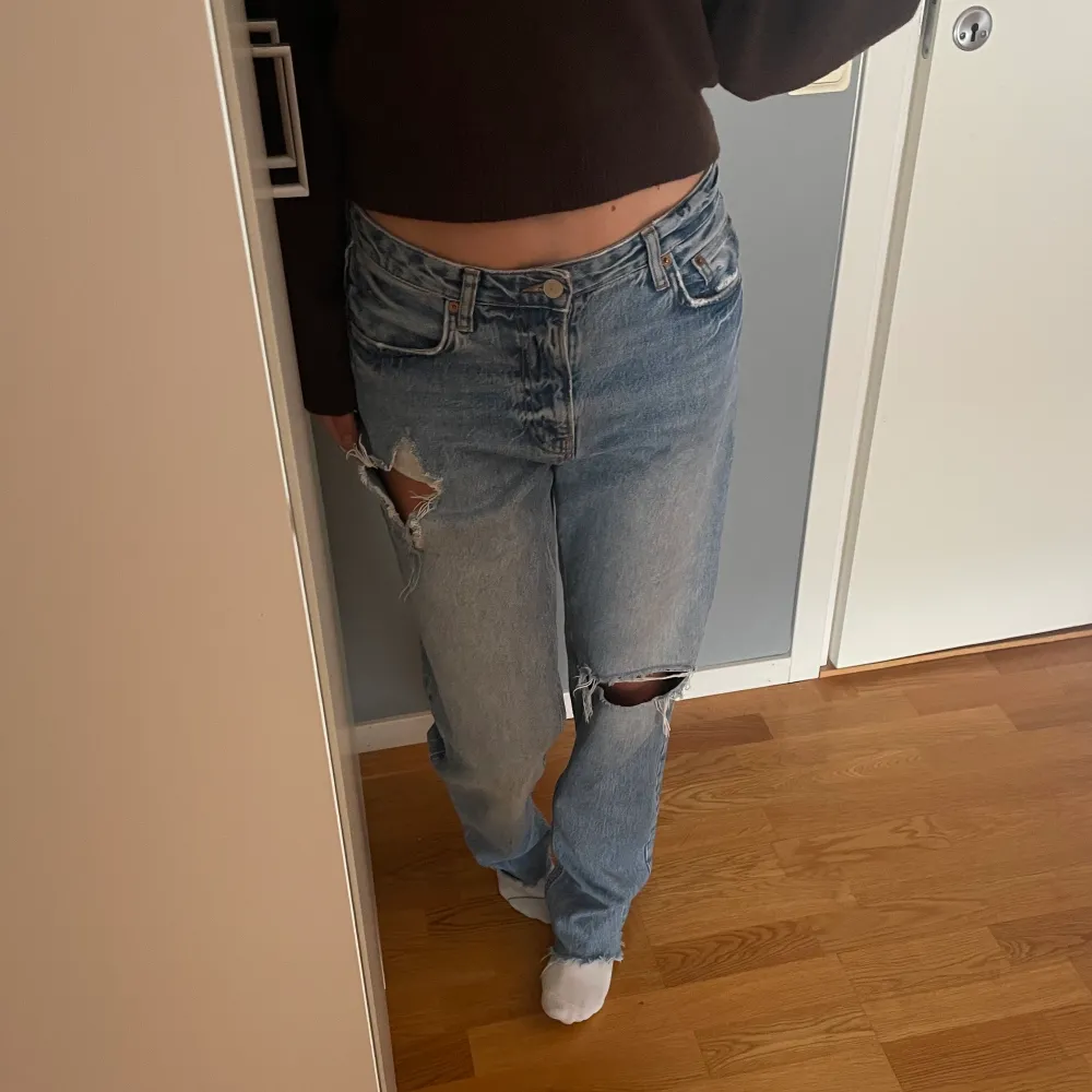 Säljer dessa populära jeans från Zara! Perfekt längd för mig som är 172! Skulle även passa längre beroende på hur man har jeansen. . Jeans & Byxor.