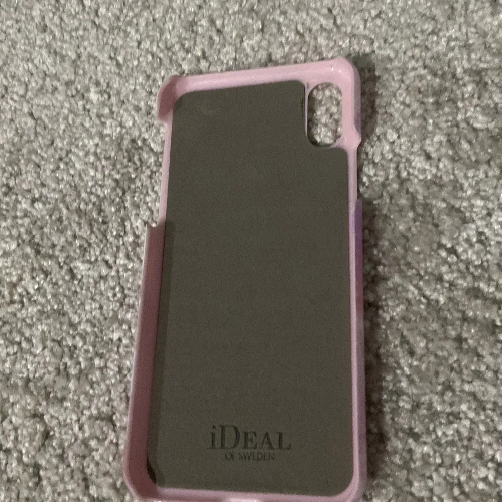 Ett rosa marmor mobil skal från ideal of sweden nytt skick, säljer alla mina mobil skal för jag har bytt mobil. Funkar för iPhone X och XS. Accessoarer.