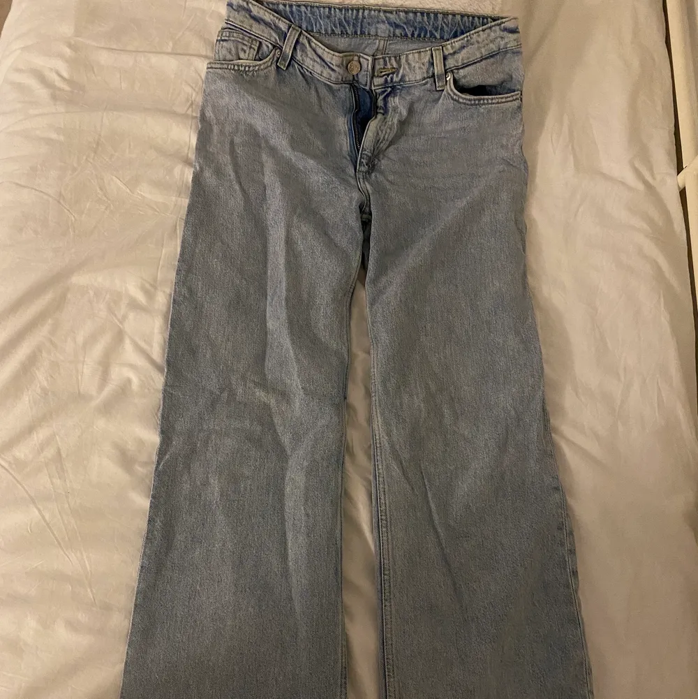 De är utsvängda/straight vid benen . Jeans & Byxor.