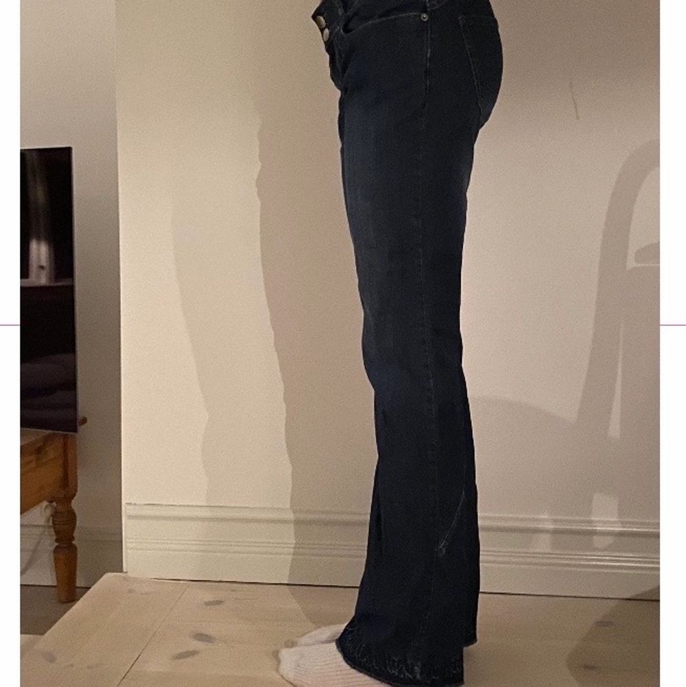 Säljer världens finaste lågmidjadejeans!! Modellen på bilden är 180 cm och när i vanligafall 34/ liten 36 i jeans❣️Kom med bud!!. Jeans & Byxor.