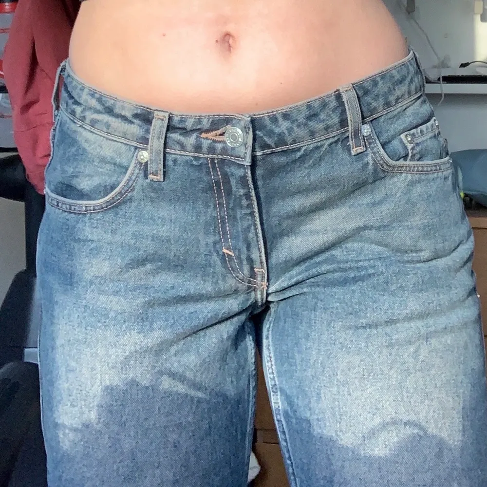 lågmidjade jeans från weekday! nyskick. lite förlängda längst ner, skriv privat för fler bilder, jag är 168cm lång <3 nypris 500 💗. Jeans & Byxor.