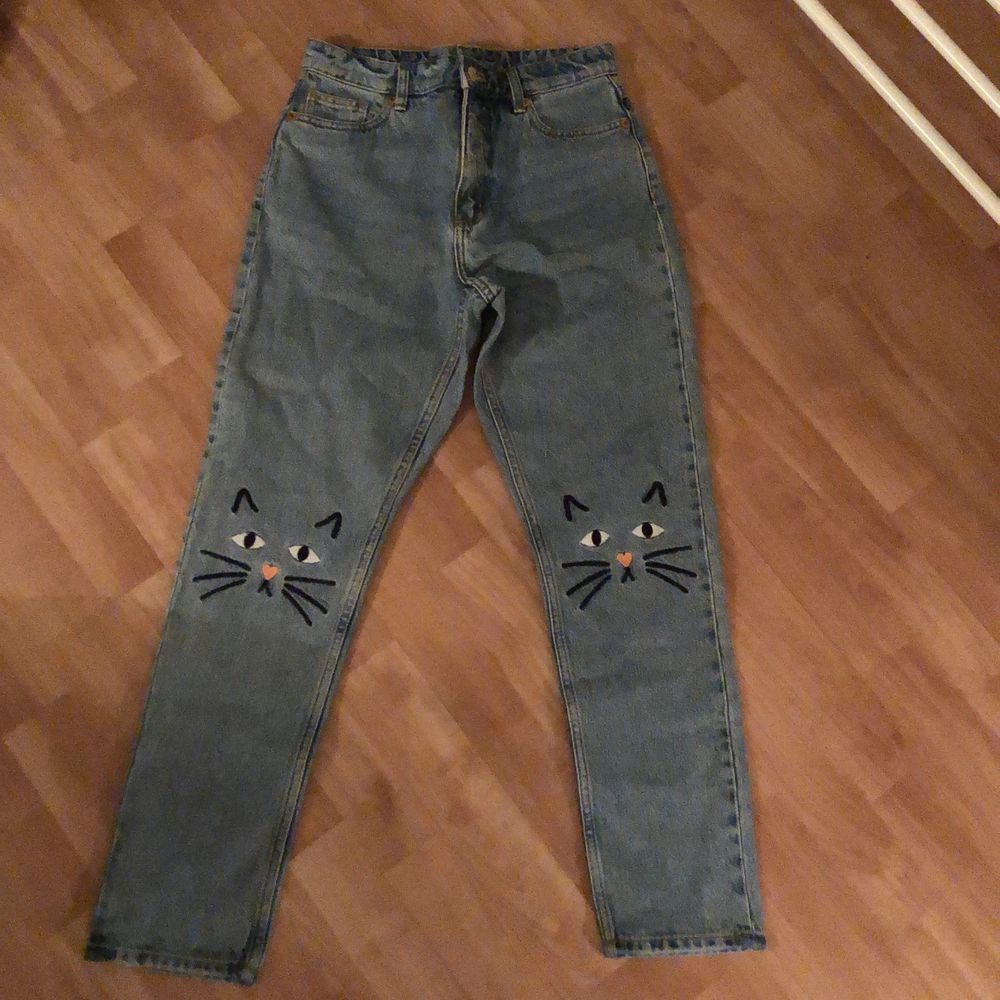 Blå boyfriend jeans med en katt broderad på knät, aldrig använd str 26/S/XS. Jeans & Byxor.