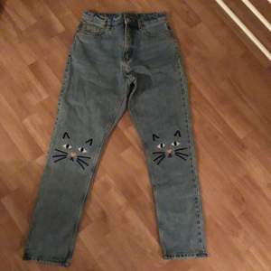 Blå boyfriend jeans med en katt broderad på knät, aldrig använd str 26/S/XS