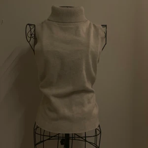 snygg topp! - 💙- Lite intressekoll på denna sjukt snygga Polo-neck från zara i färgen beige. Storleken är S men skulle säga att den massa XS-M/L. Inga defekter och använd få gånger. Dm för frågor💕