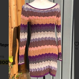 Missoniklänning - Säljer denna svinsnygga Missoni x Lindex klänningen då den är för kort på mig som är 178. Så snyggt mönster och perfekt nu till sommaren❤️‍🔥❤️‍🔥