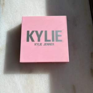 Kylie blush, färgen Pink Power, testad 1-2 gånger 