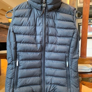 Parajumpers Dodie Vest - Svart  - Parajumpers dodie väst i gott skick säljes för att jag inte använder den, köpte den i början av 2021. Priset kan diskuteras! 