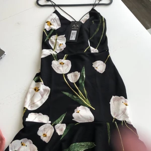 AXparis klänning  - En supersöt och smickrande klänning från axparis, köpt på bubbleroom. Storlek 10, motsvarar en liten S. Helt oanvänd, endast testad