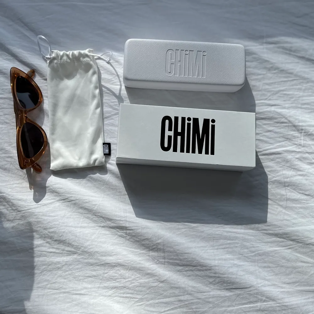Oanvända Chimi glasögon. Chimi Peach #006. Säljer för att jag aldrig har använt dom och tycker någon annan kan ha användning av dom. Allt ingår på bild 3.. Accessoarer.
