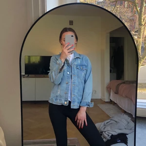 Oanvänd jeansjacka - Ljus sliten jeansjacka, nyskick! 