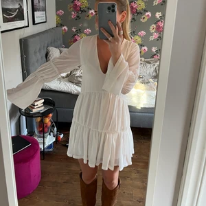 Vit klänning strl 36 - Säljer denna söta klänning som passar perfekt till student eller bara till sommaren✨☀️☀️ jag är vanligtvis S men den passar M också;)) 