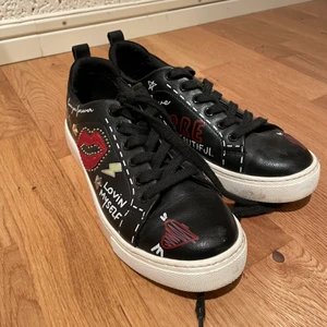 SNYGGA SKOR - skor köpta från Zalando, märket är aldo, storlek 37, ursnygga med lite bling, använda fåtal gånger i fint skick!