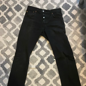 Levi’s jeans svarta - Tja! Säljer mina svarta Levis jeans för 200kr, köpte dessa för 1 år sedan då kostade dem 1000kr, säljer dessa pga att dem inte passar mig längre. Riktigt schyssta och sköna jeans. Size W29 L32. Skriv till mig privat angående andra frågor. 