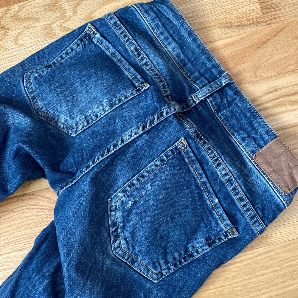 Lågmidjade jeans sitter väldigt bra rätt tajta i storleken  bra för min längd som är 155 sälja pga för små för mig . Jeans & Byxor.