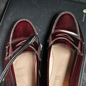 vinröda loafers - Säljer dessa SUPER snygga skor från märket KMB. Dem är köpta second hand och använda en gång på mig men dem var lite för små för mig. Jag använder 37.5. Skulle säga att dem är 36.5 eller en mindre 37 