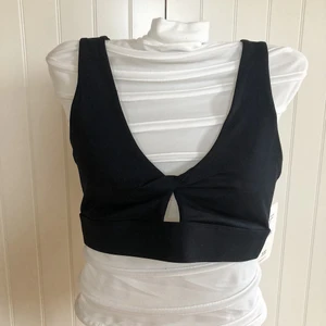 Fabletics Sport bh i storlek L - Svart sport-bh från Fabletics i storlek L med medium support. 89% polyester 11% elastan. Provad en gång, aldrig använd, nyskick. Lappar sitter kvar och den skickas i påsen den kom i. Korsade remmar i ryggen, strech, avtagbara kupor och ventilerande hål fram. 