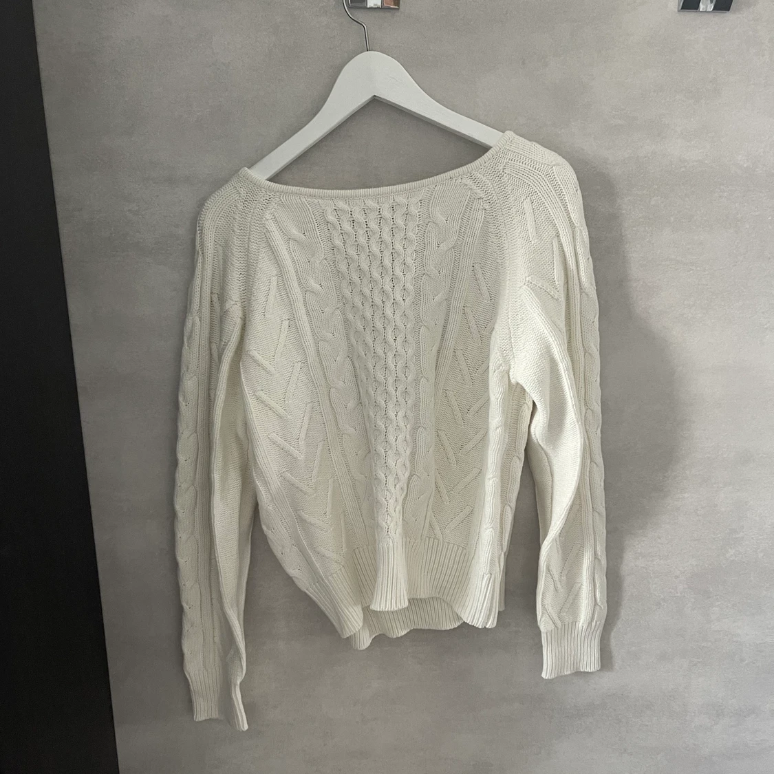 Stickad tröja med öppen rygg 