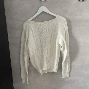 Stickad tröja med öppen rygg  - Stickad tröja med öppen rygg, knytdetalj bak