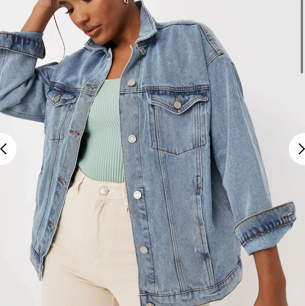 Jätte fin lite oversized blå jeansjacka från missguided. Nypris runt 700 kr. Mitt pris 350 + frakt! Jackan är i nyskick☺️ kolla även in mina andra annonser. Säljer en likadan i grå!. Jackor.