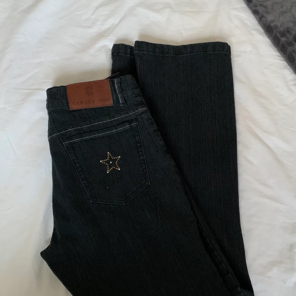 Säljer dessa supersnygga jeans då jag inte använder dem längre. Dem är stretchiga och väldigt bekväma💞. Jeans & Byxor.