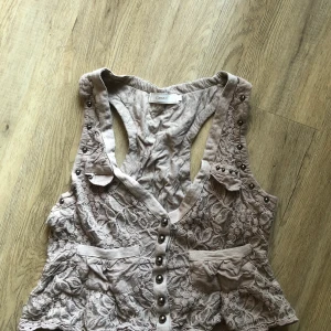 Cream linne - Jätte fint cream linne i storlek M men skulle kunna passa som S också. Använd en gång då den tyvärr är för stor. 