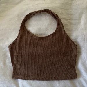 Helt ny brun / beige topp strl S - Helt ny, aldrig använd brun / beige crop top i strl S. Stickad och söt, det som inte säljs innan 23 juni skickas iväg. Frakt 13kr🥰