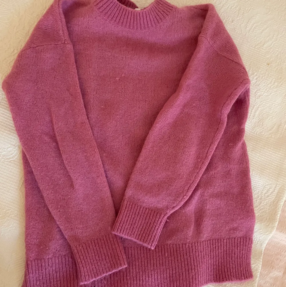 En super härlig fin rosafärgad stickad tröja köpt från Carlings 2019 i storlek XS från märket ”Stay”          Nypris 400 kr. Jätte fin tröja, modell och färg, verkligen! Men den kommer tyvärr inte till användning.💞. Stickat.